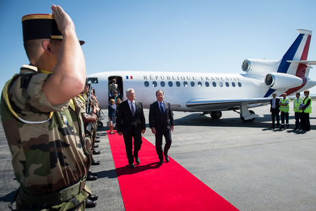 Bundespräsident Joachim Gauck wird in Limoges vom Präsidenten der Französischen Republik, François Hollande, empfangen